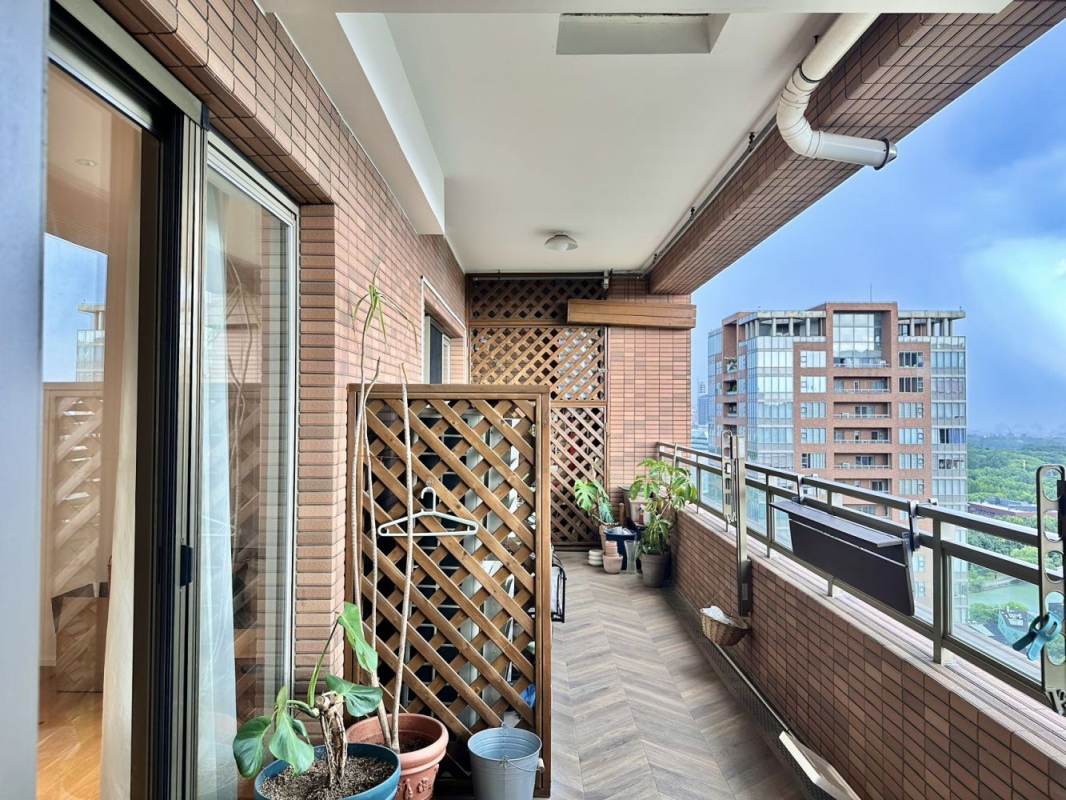 Housing image — Balcony