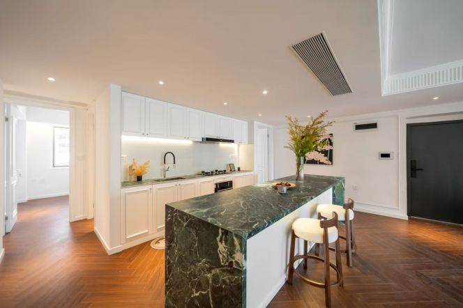 High-Floor 4BR Apartment near People's Square (L1/L2/L8)