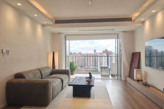 High-Floor 3BR Apartment in Jing'an (L7)