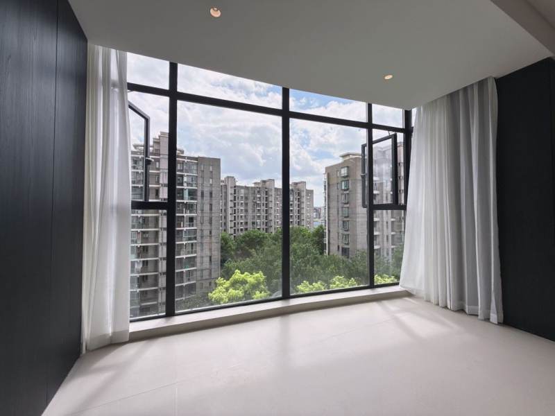 Housing image — Balcony