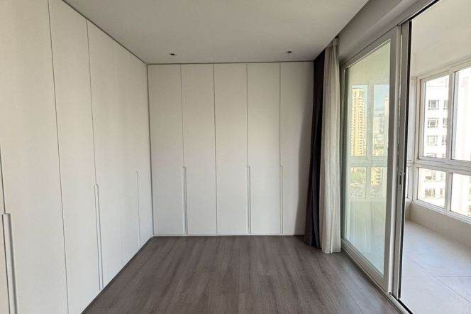 Spacious 3BR Apartment in Jing'an (L7)