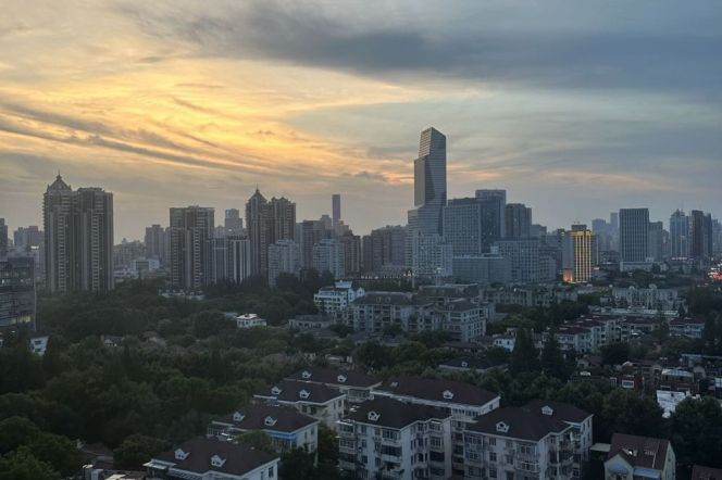 Spacious 3BR Apartment near Wukang Mansion with Outstanding View (L10/L11)