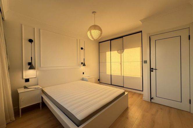 High-Floor 2BR Apartment near Changping Rd Metro (L7)
