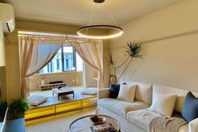 High-Floor Spacious 1BR Apartment near Xujiahui Metro