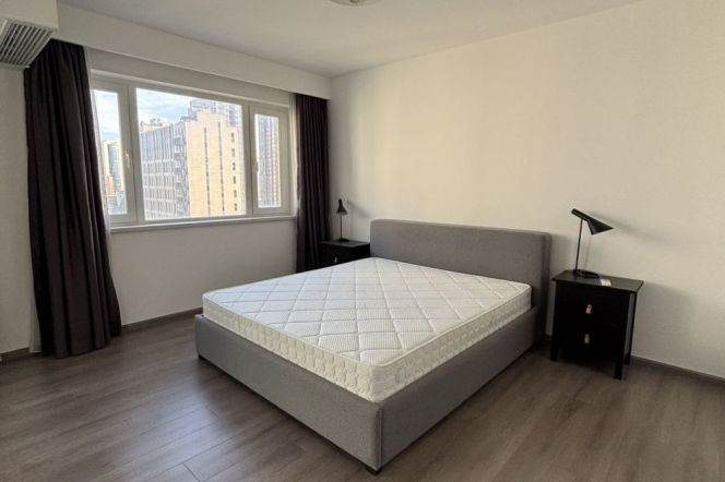 Spacious 3BR Apartment in Jing'an (L7)