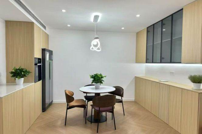 Spacious 1BR Apartment in Jing'an
