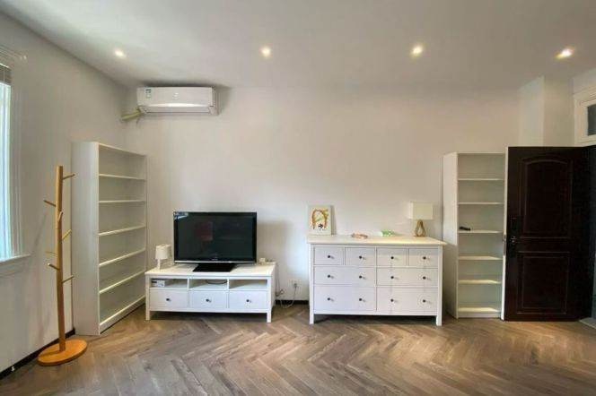 1BR Lane House at Jing'an Villa (L2/L12/L13)