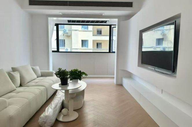 Spacious 1BR Apartment in Jing'an