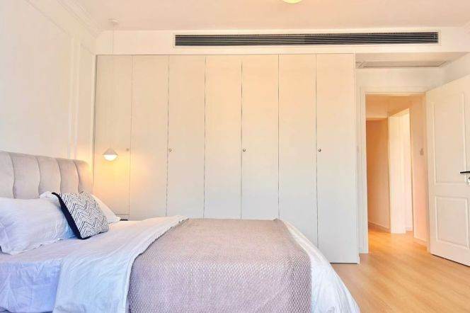 Spacious 1BR Apartment in Xujiahui (L10)