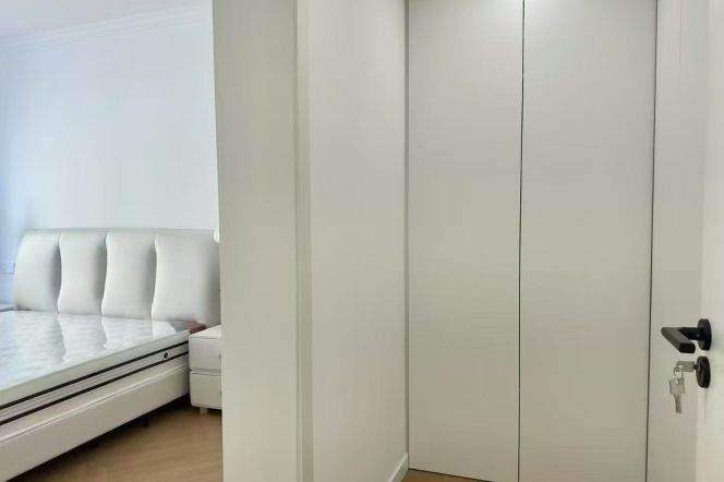 Spacious 1BR Apartment in Jing'an