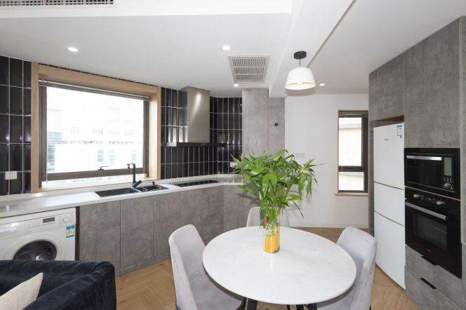 Spacious 1BR Apartment in Jing'an