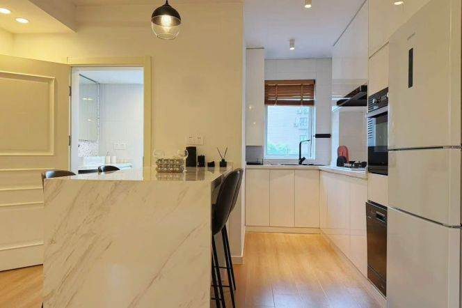 Spacious 1BR Apartment in Jing'an