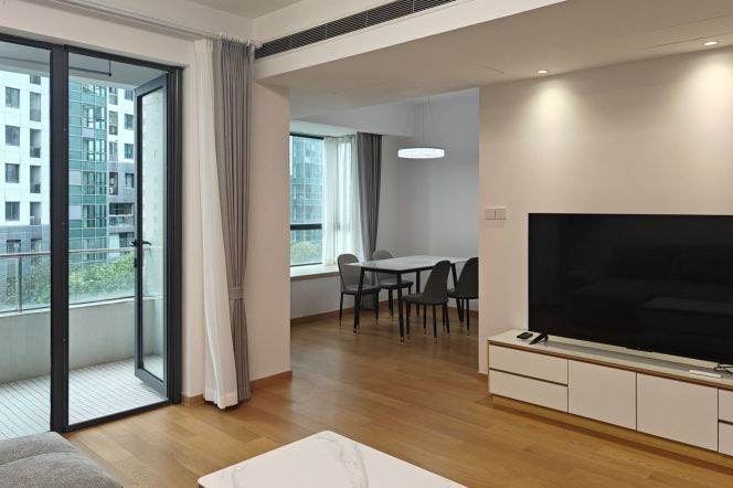 Spacious 2BR Apartment in Gubei with Floor-to-Ceiling Windows