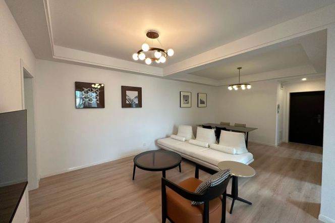 High-Floor 3BR Apartment near Zhongshan Park (L2/L11)