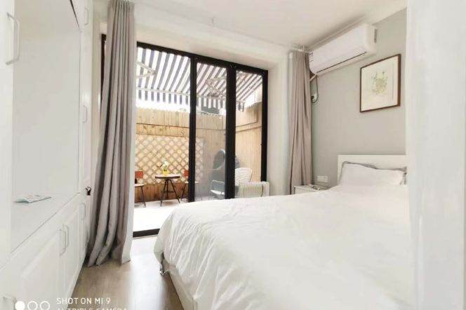 1BR Apartment near Zhongshan Park with Terrace (L11/L13)