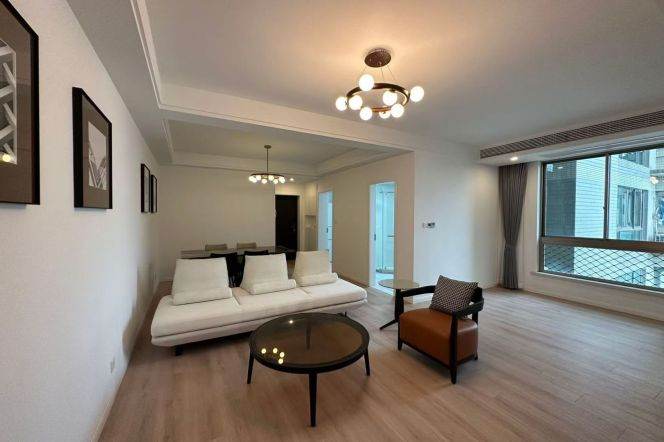High-Floor 3BR Apartment near Zhongshan Park (L2/L11)