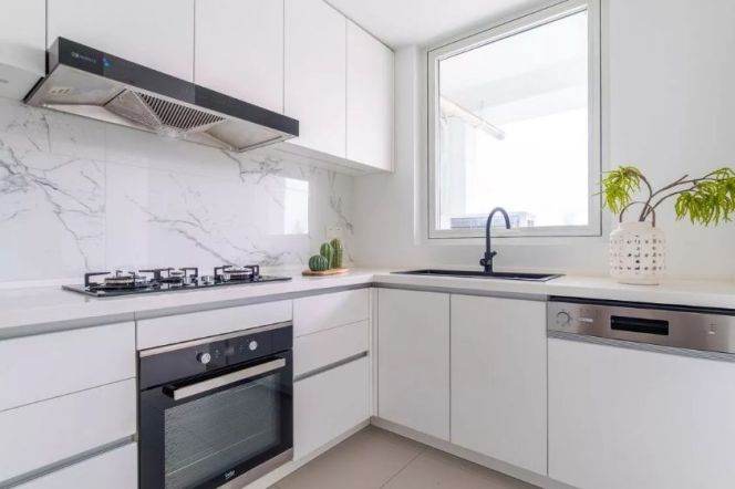 2BR Apartment at Top Of City (L13)
