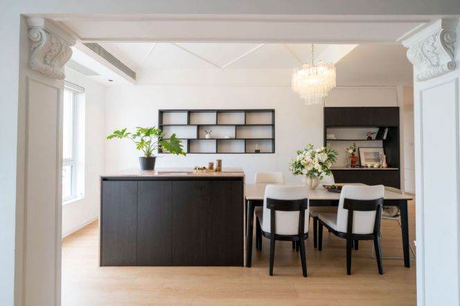 High-Floor 4BR Apartment near West Yan'An Rd Metro with Floor-to-Ceiling Windows