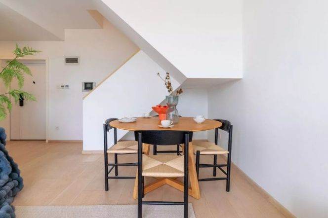 2BR Apartment at Top Of City (L13)