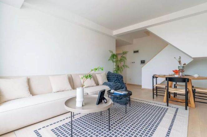 2BR Apartment at Top Of City (L13)