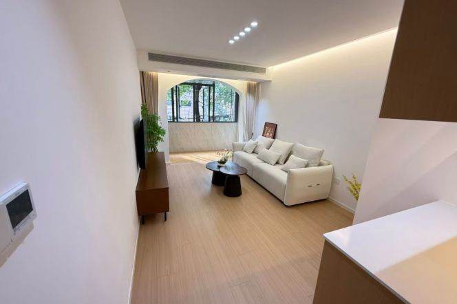 1BR Apartment near Jiangsu Rd Metro (L2/L11)