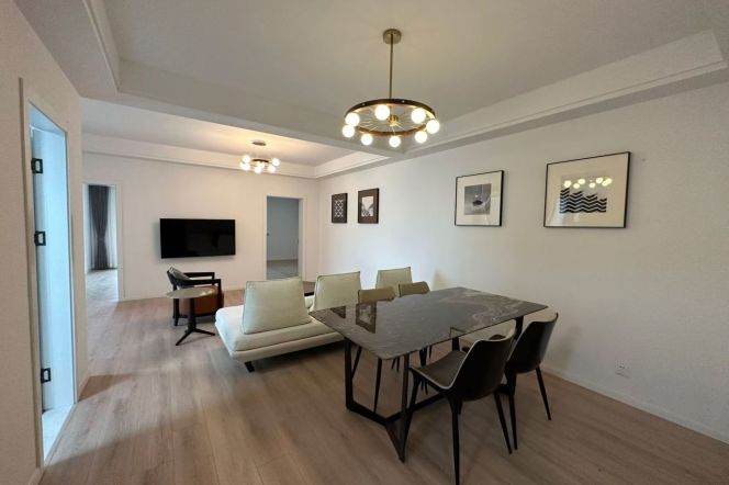 High-Floor 3BR Apartment near Zhongshan Park (L2/L11)
