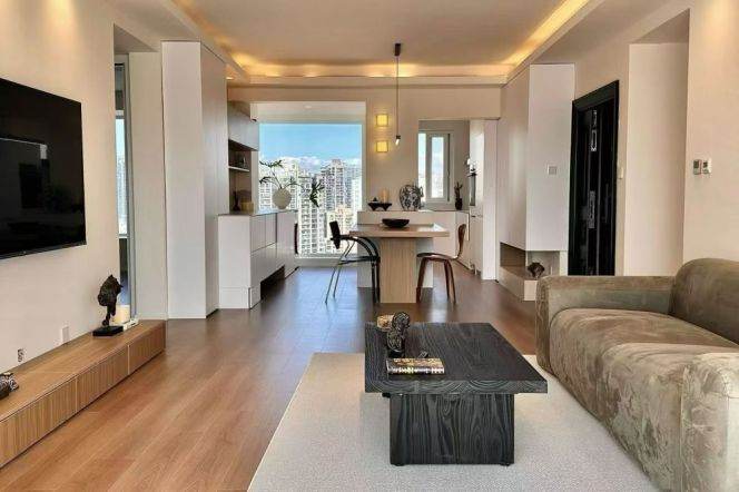 High-Floor 3BR Apartment in Jing'an with Outstanding View (L7)