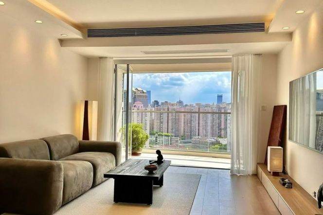 High-Floor 3BR Apartment in Jing'an with Outstanding View (L7)