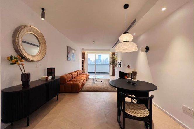 Spacious 2BR Apartment near Jiangsu Rd Metro (L2/L11)