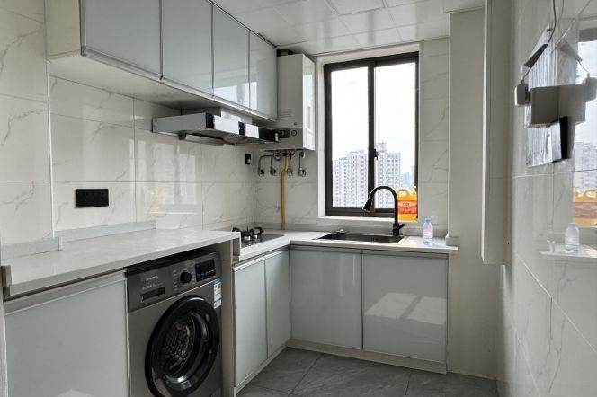High-Floor 2BR Apartment near Changping Rd Metro (L7)
