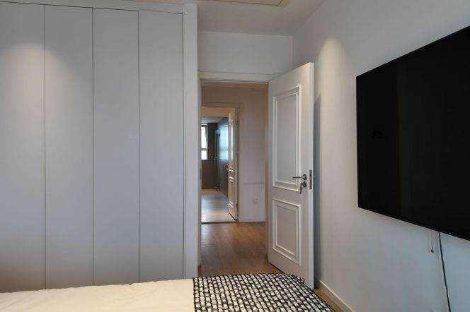 4BR Apartment near West Yan'An Rd Metro with Floor-to-Ceiling Windows