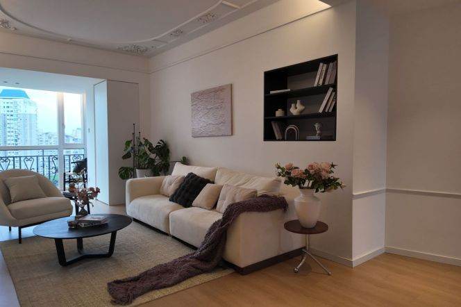 4BR Apartment near West Yan'An Rd Metro with Floor-to-Ceiling Windows