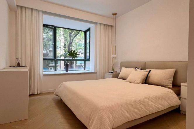 Spacious 2BR Apartment near West Yan'An Rd Metro