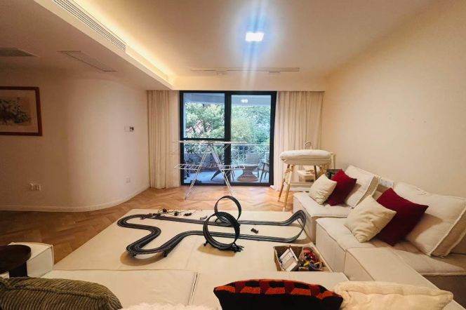 3BR Apartment near Changshu Rd Metro with Green View