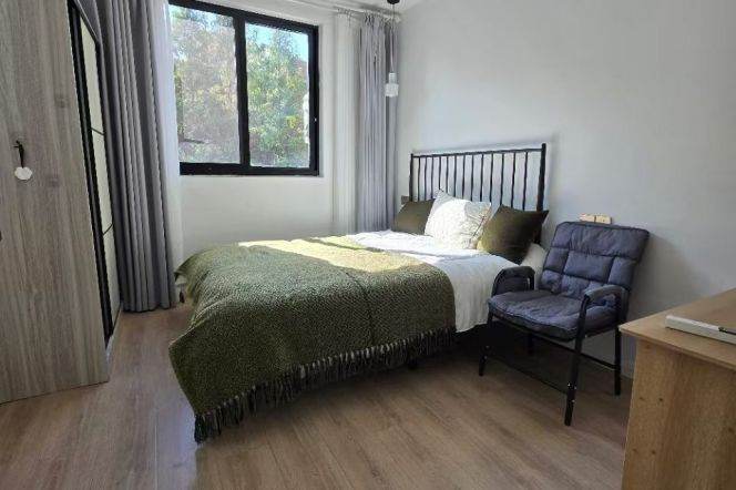 Spacious High-Ceiling 2BR Apartment near Jiangsu Rd Metro with Outstanding View (L2/L11)