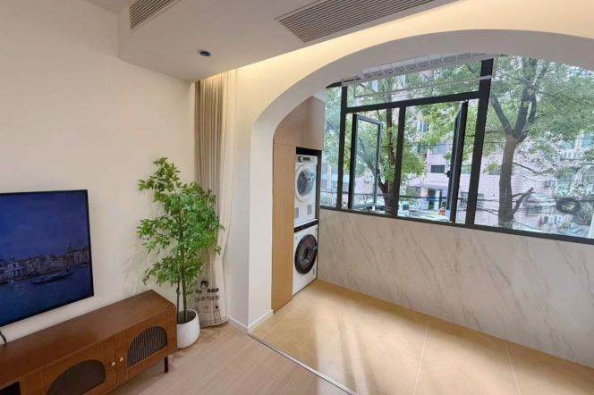1BR Apartment in Jing'an (L2/L11)