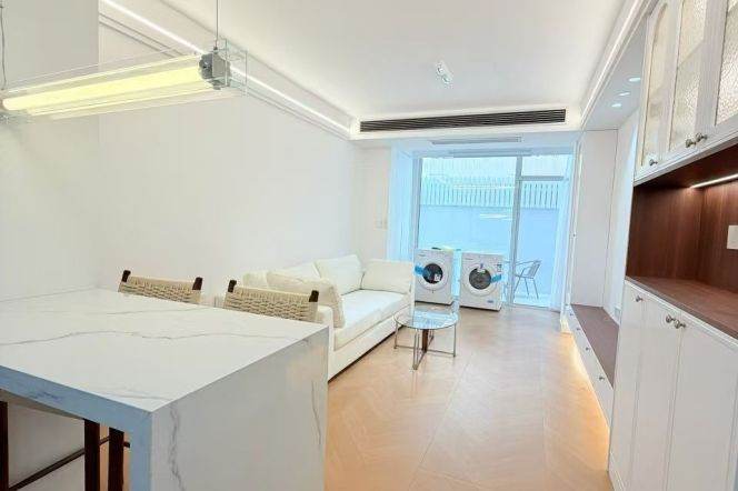 Spacious 1BR Apartment near Zhongshan Park with Terrace (L2/L3/L4)