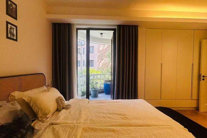 High-Ceiling 3BR Heritage Apartment near Changshu Rd Metro with Green View