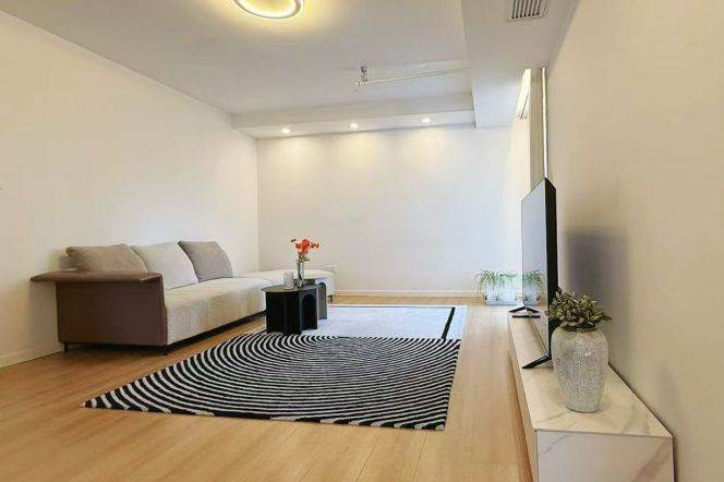 Spacious 1BR Apartment in Jing'an