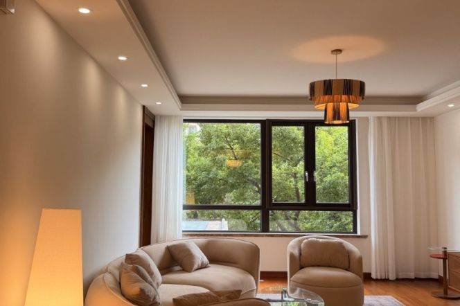 High-Ceiling 4BR Apartment in Gubei with Floor-to-Ceiling Windows