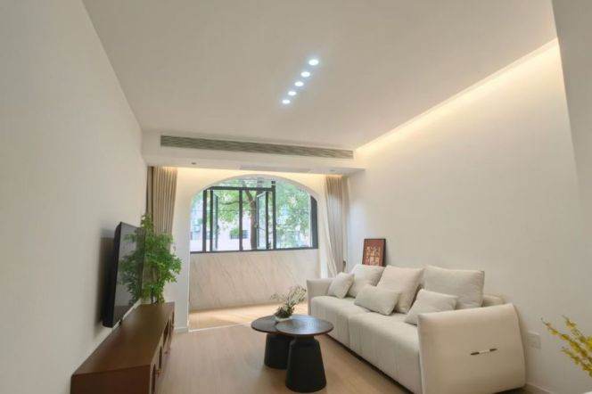 Spacious 1BR Apartment in Jing'an (L2/L11)