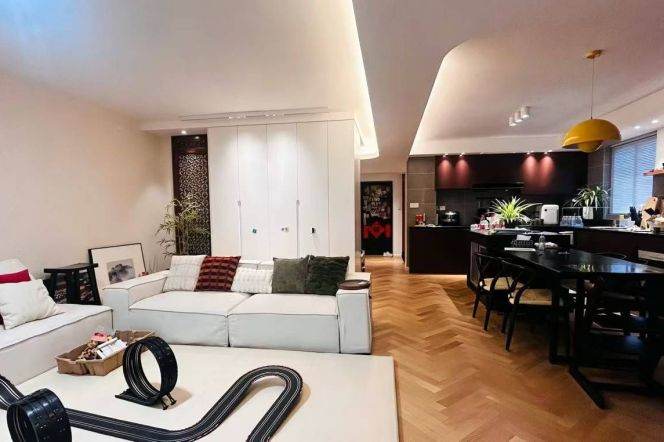 High-Ceiling 3BR Heritage Apartment near Changshu Rd Metro with Green View