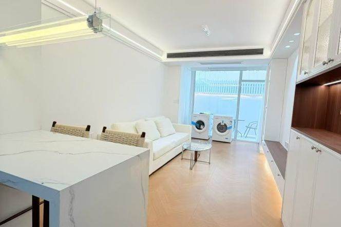 Spacious 1BR Apartment near Zhongshan Park with Terrace (L2/L3/L4)