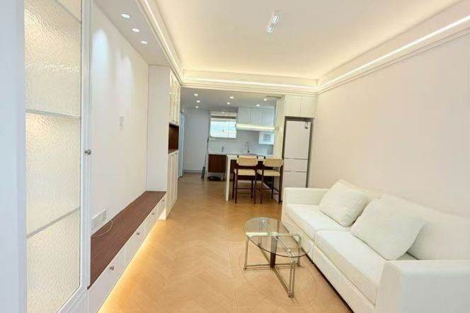 Spacious 1BR Apartment near Zhongshan Park with Terrace (L2/L3/L4)