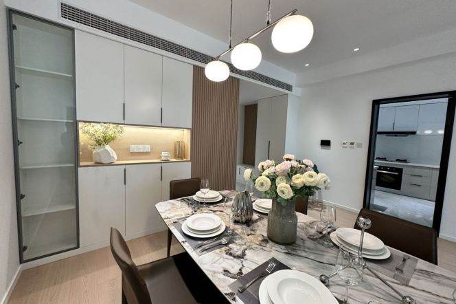 High-Floor 4BR Apartment near Shangcheng Rd Metro