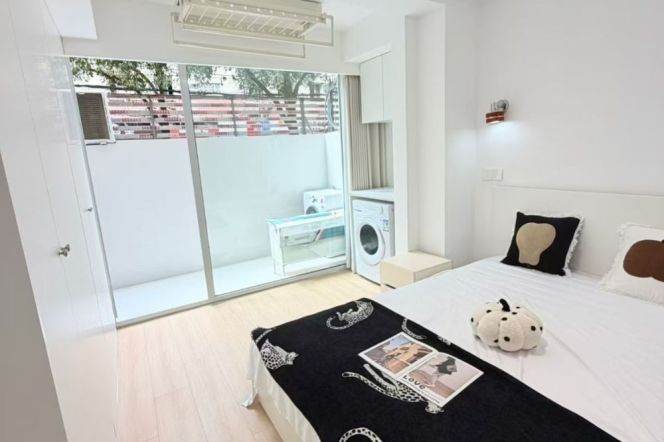 1BR Apartment near Jiaotong University Metro with Private Garden (L10/L11)