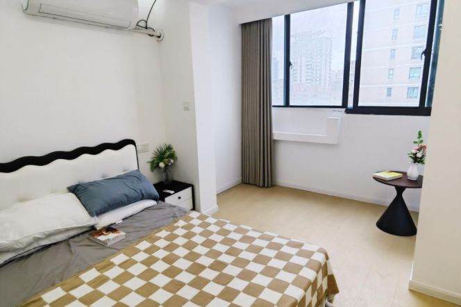 High-Floor 1BR Apartment in Xujiahui (L1/L9/L11)