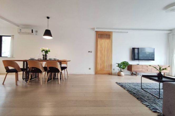 3BR Apartment near Jing'an Temple with Floor-to-Ceiling Windows
