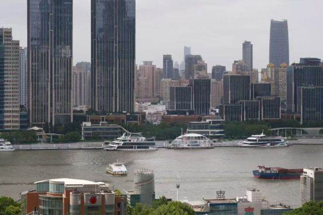 High-Floor Spacious 3BR Apartment near South Pudong Road Metro