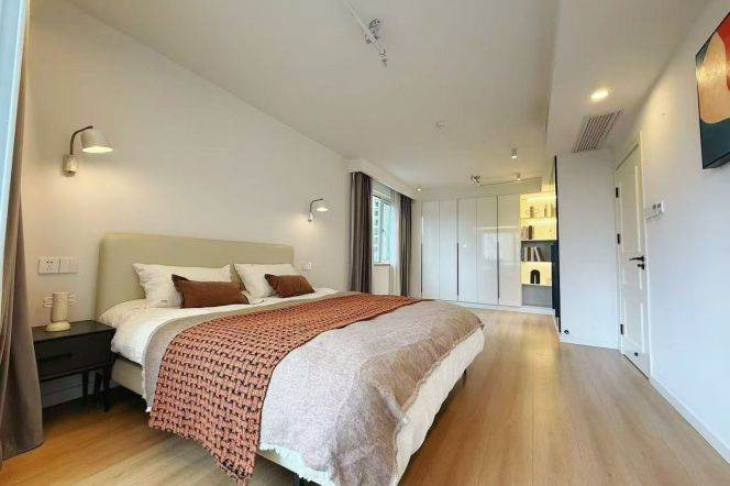 Spacious 1BR Apartment in Jing'an